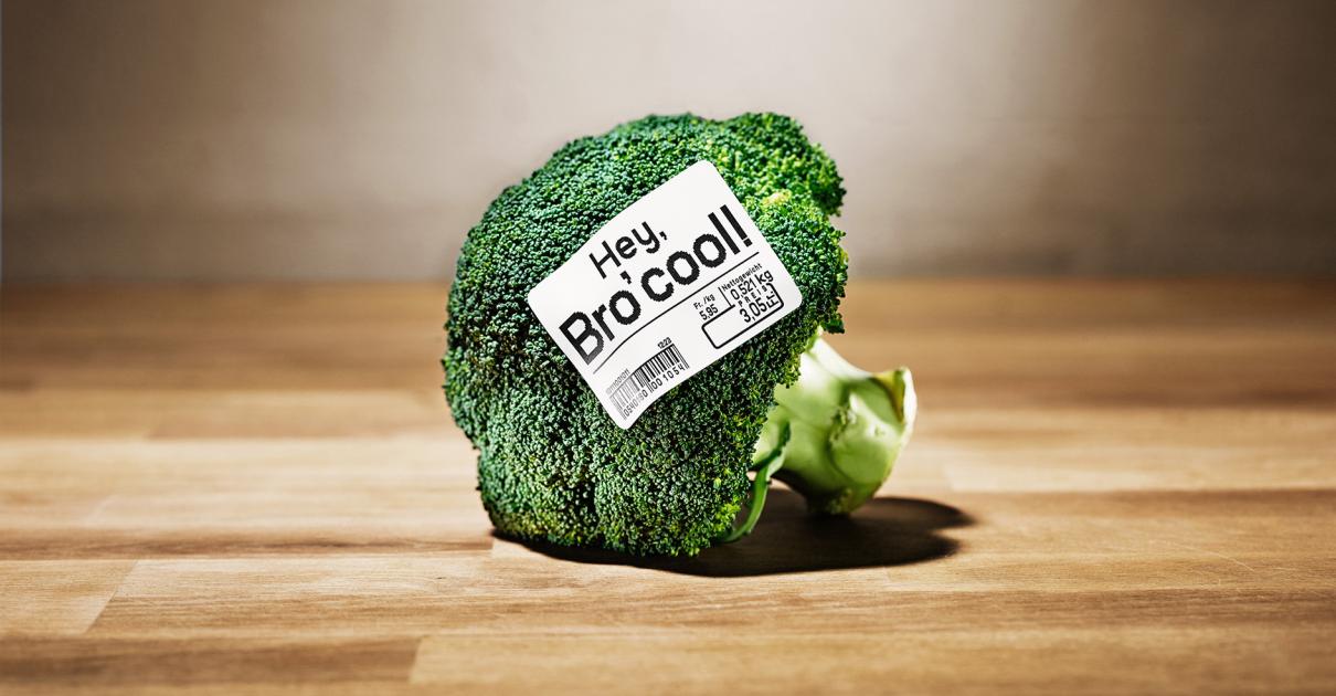 Etikket mit aufschrift "Hey, Bro'cool!" auf einem Broccoli